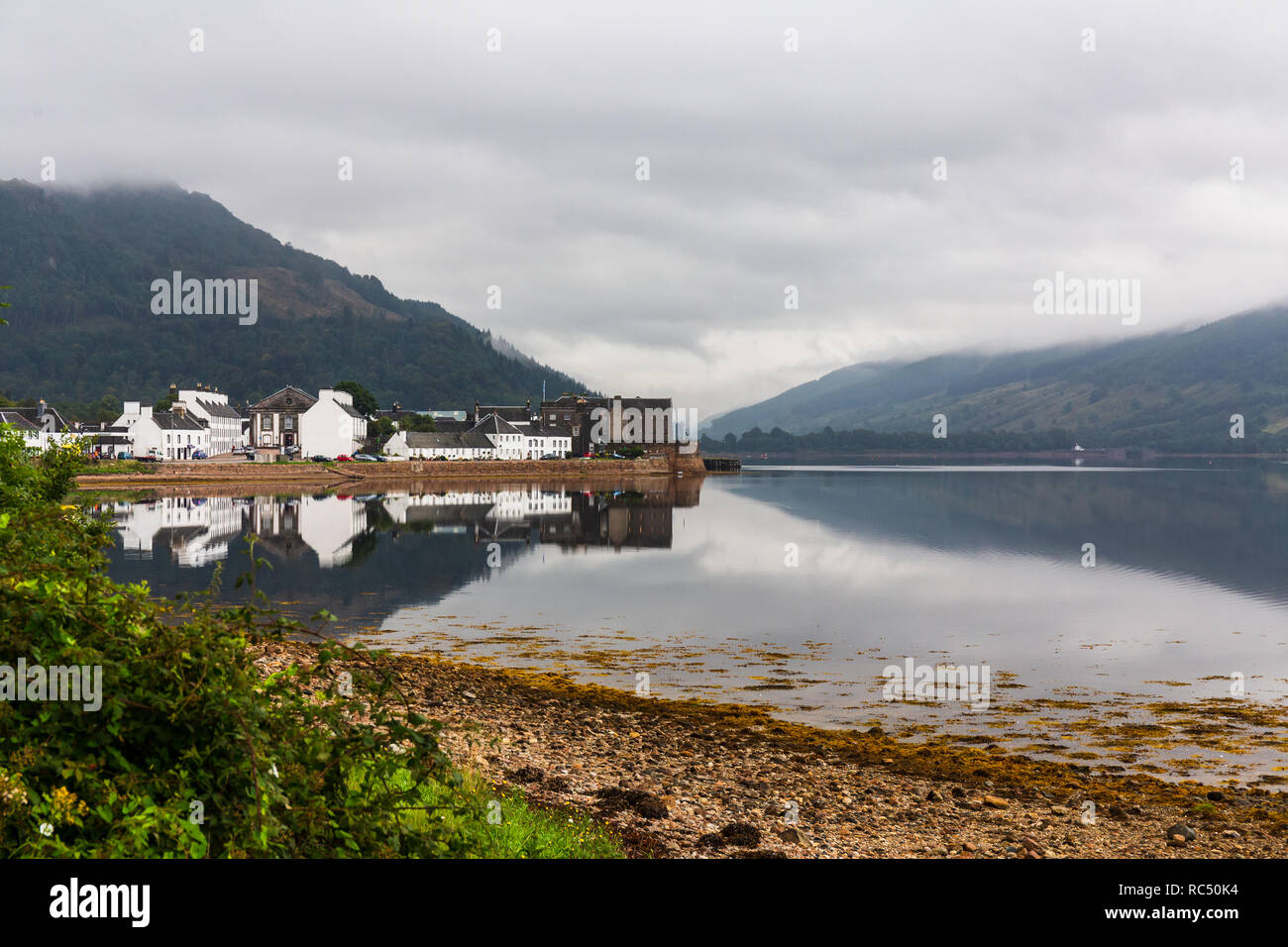 La città di Inveraray sulle rive di Loch Fyne nelle Highlands della Scozia, Regno Unito. Foto Stock