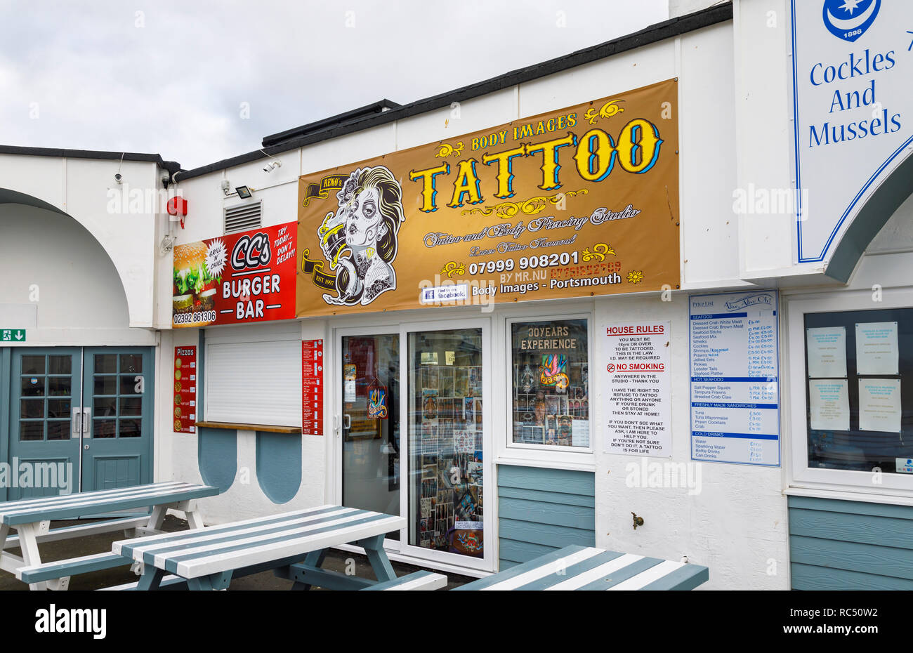 Immagini body tattoo e body piercing studio per body art su South Parade Pier, Southsea, Portsmouth, south coast Inghilterra, Regno Unito Foto Stock