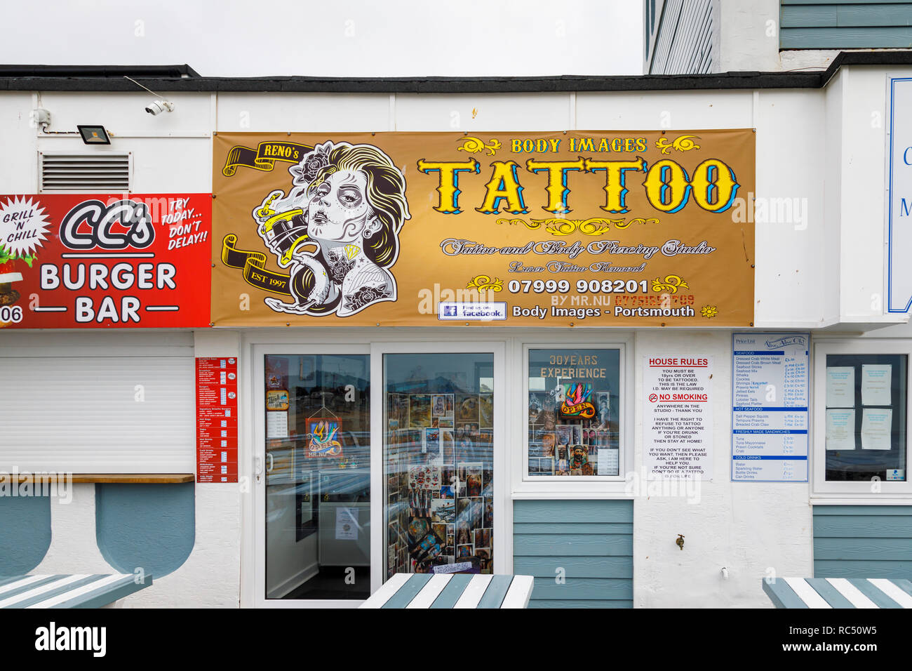 Immagini body tattoo e body piercing studio per body art su South Parade Pier, Southsea, Portsmouth, south coast Inghilterra, Regno Unito Foto Stock