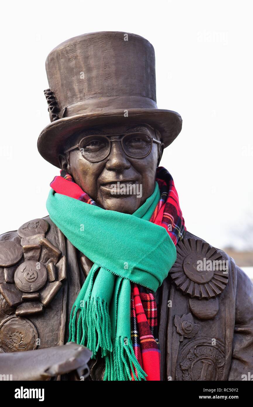 Sycamore, Illinois, Stati Uniti. Una statua del fondatore di una piccola città in occasione di un festival della zucca è adornata da una sciarpa rossa e verde per il periodo natalizio. Foto Stock