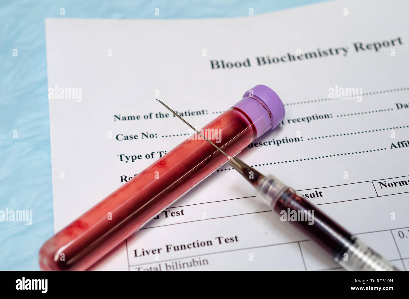 Raccolta di sangue per analisi biochimiche del sangue per malattie metaboliche Foto Stock