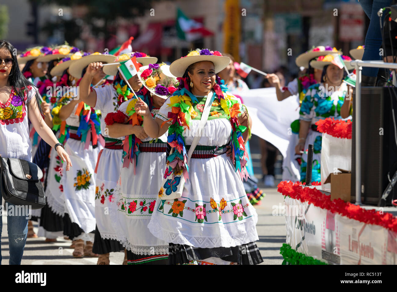 Chicago, Illinois, Stati Uniti d'America - 15 Settembre 2018: Pilsen il giorno dell indipendenza messicana Parade, messicana, indossando abiti tradizionali, scendendo la stree Foto Stock