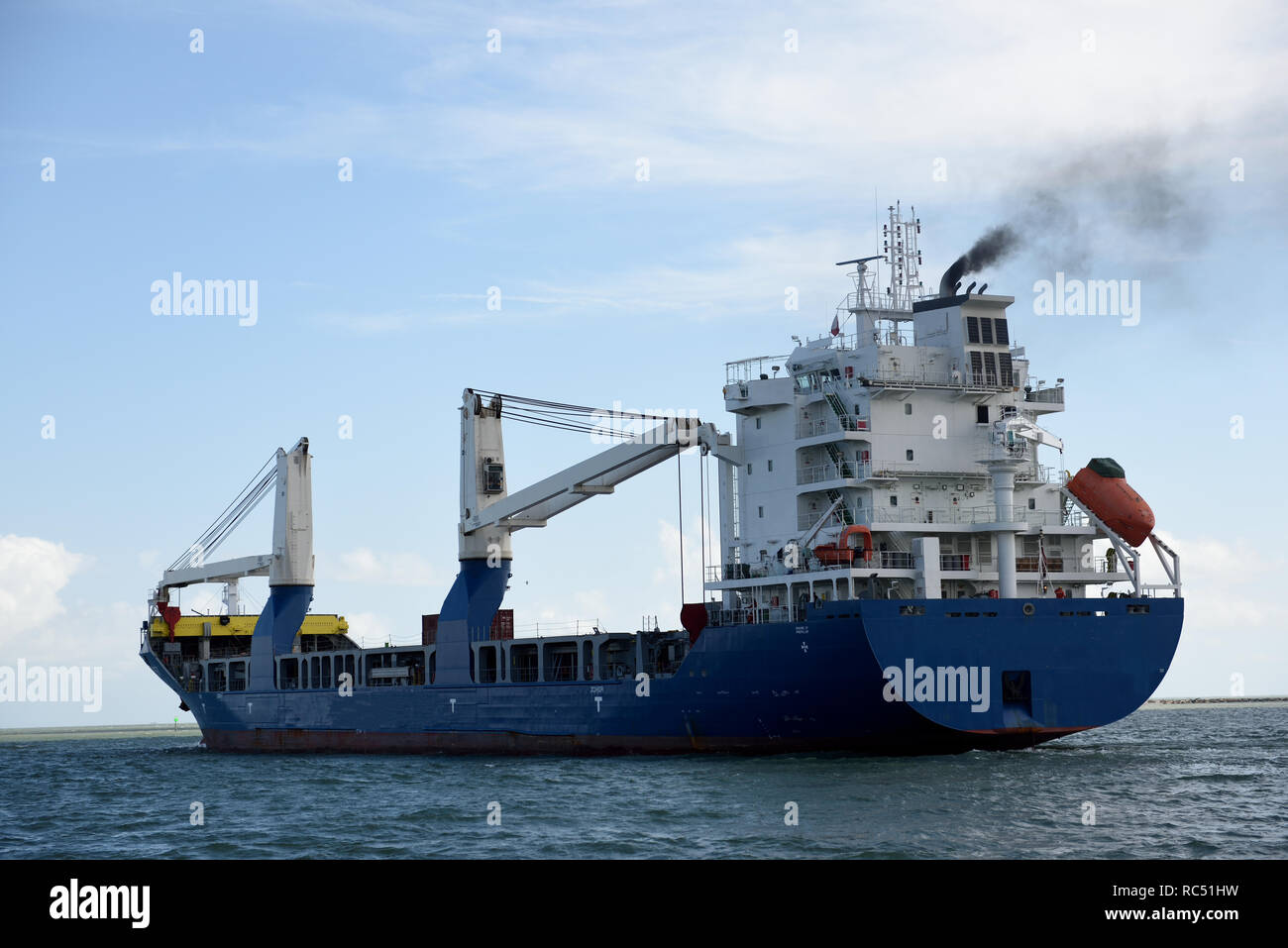 Industrial freighter con gru di lasciare il porto e la vela nelle acque del Golfo del Messico. Foto Stock