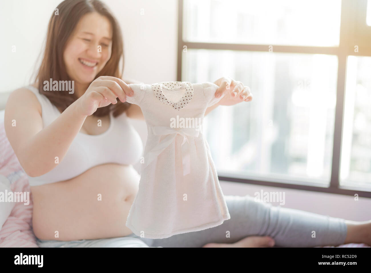 Asian donna incinta con grande pancia. Festa della mamma e la giornata internazionale delle donne. Sarà la mamma e avente kid. Foto Stock