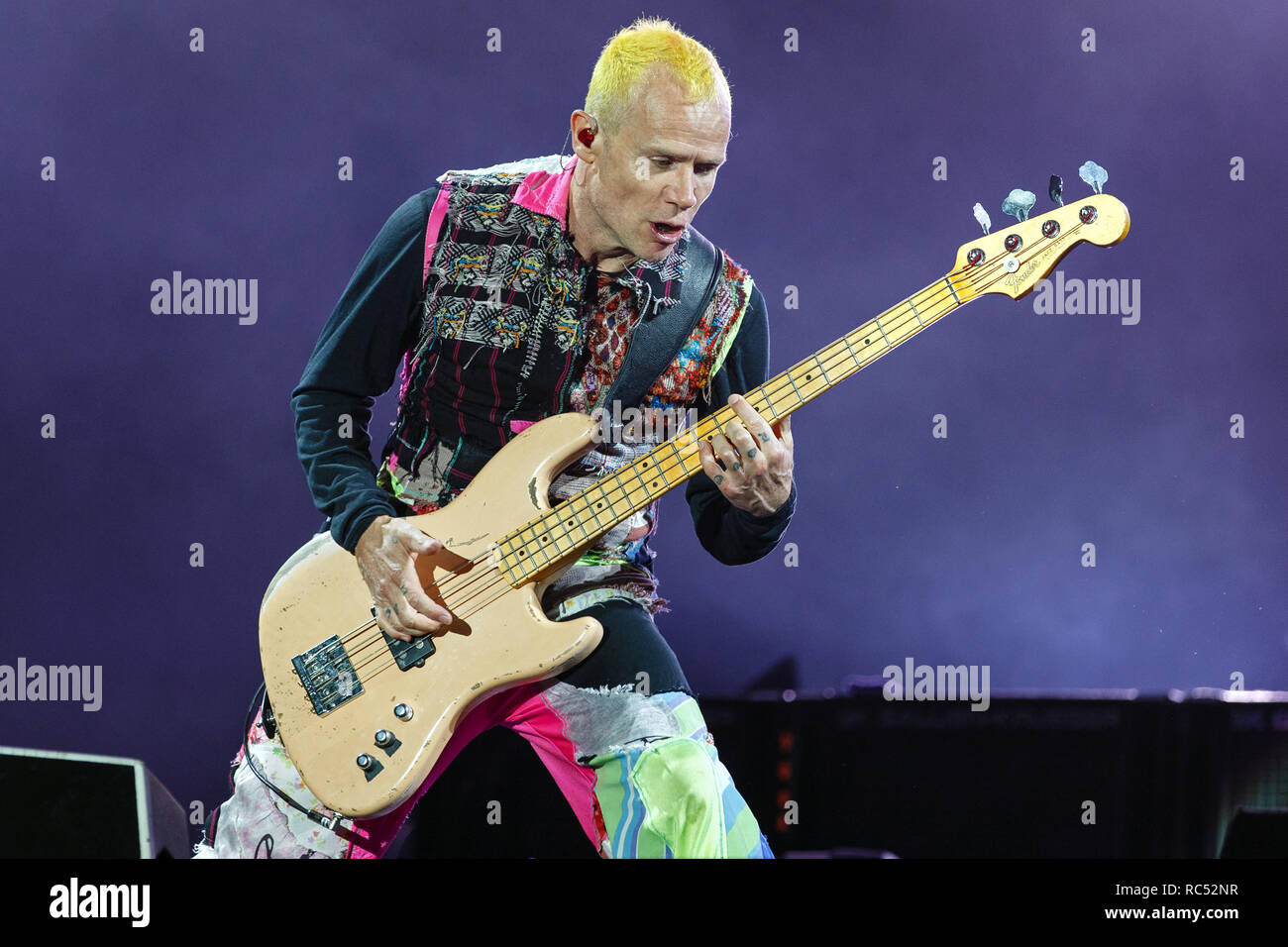 Flea dei Red Hot Chili Peppers suonare la sua Fender Jazz Bass Guitar in un live music festival. RHCP bassista chitarrista, Flea bassista, Michael Peter Balzary. Foto Stock