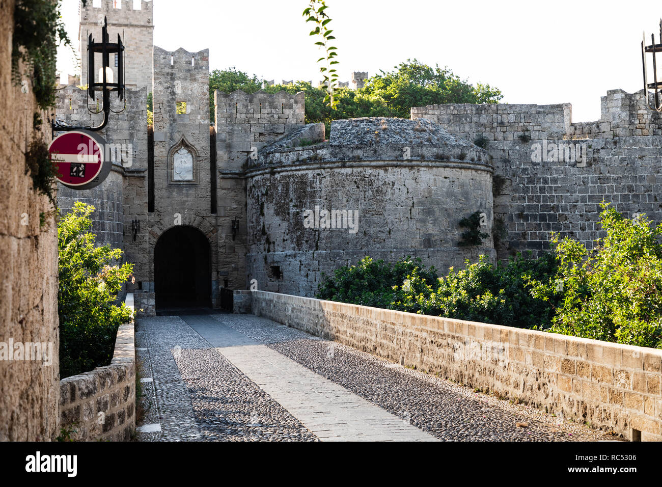 Il d'Amboise Gate (Greco: Πύλη ντ'Αμπουάζ), noto anche come il cancello di Amboise, è un grand gate appena al di sotto del Palazzo del Gran Maestro. Esso ha un tr Foto Stock