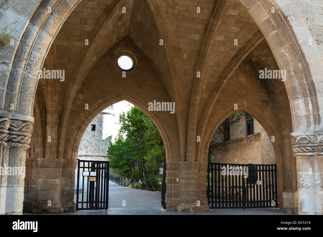Porta arcuata per la Fortezza vecchia di Rodi Foto Stock