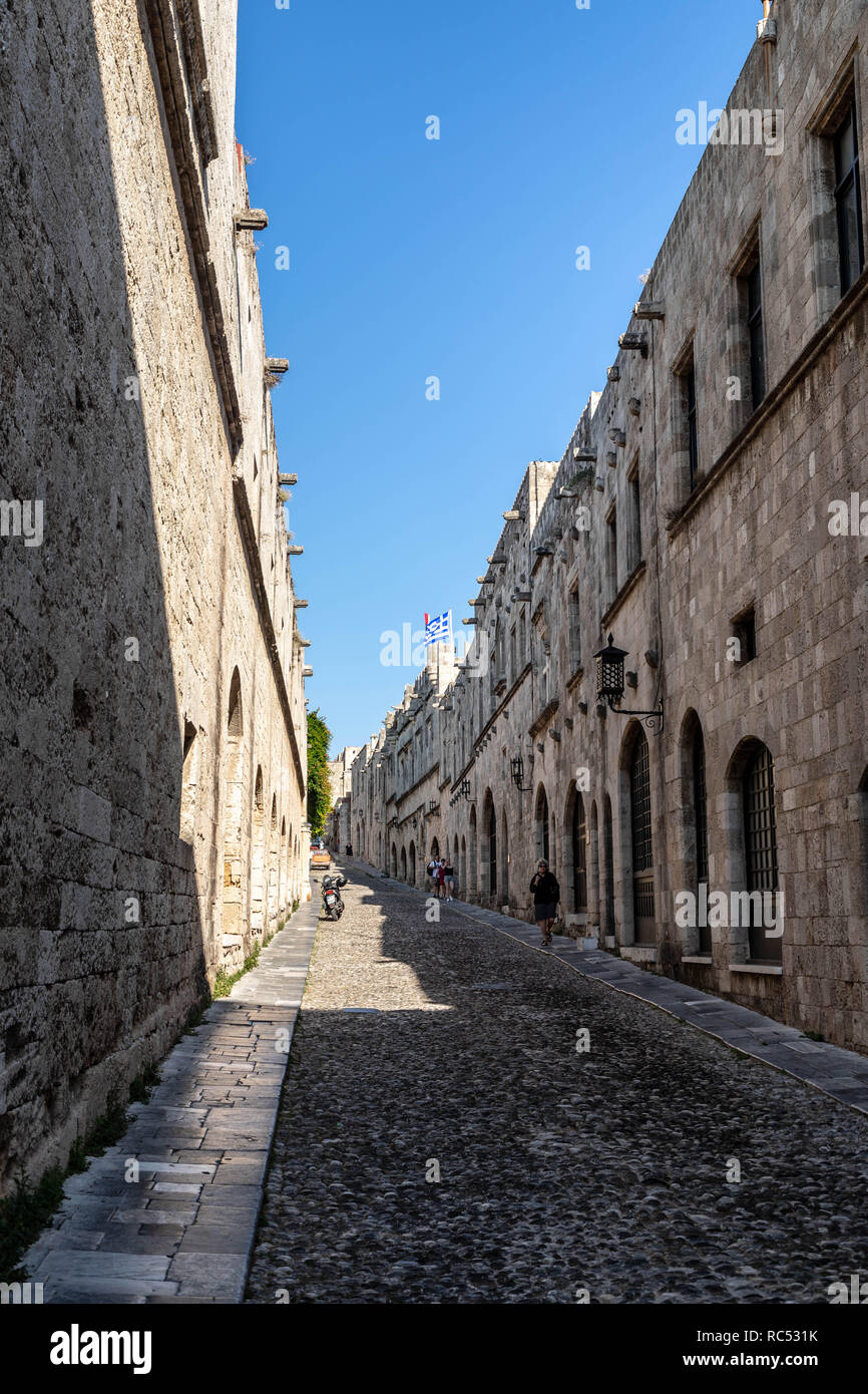 La strada dei Cavalieri (Odós Ippotón) è uno dei punti salienti della città medievale di Rodi. Si tratta di un affascinante e visita obbligatoria per tutte le gui Foto Stock
