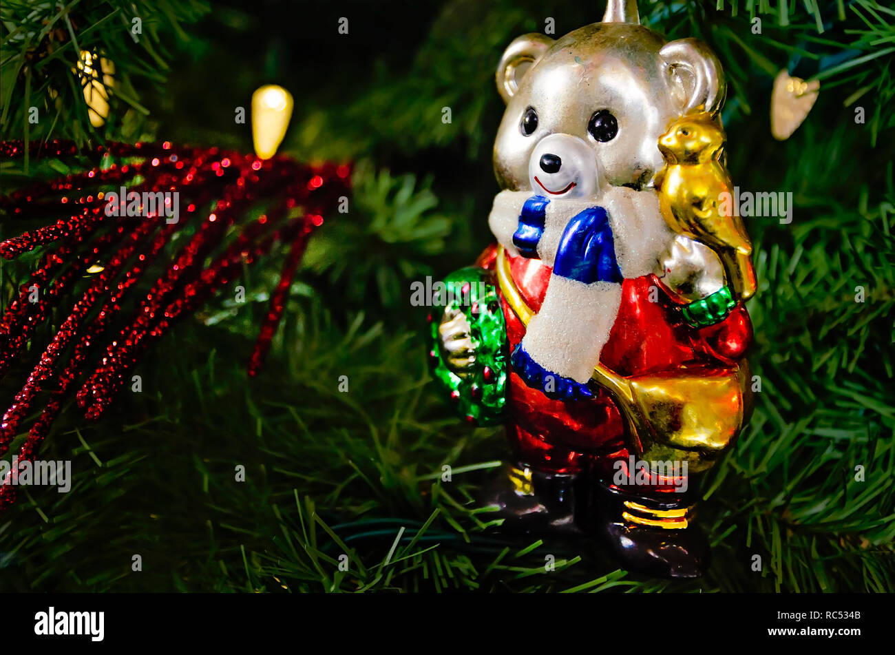 Un orsacchiotto ornamento di Natale è visualizzato su di un albero di Natale presso il Museo di storia di Mobile, Dic 23, 2018 in Mobile, Alabama. Foto Stock