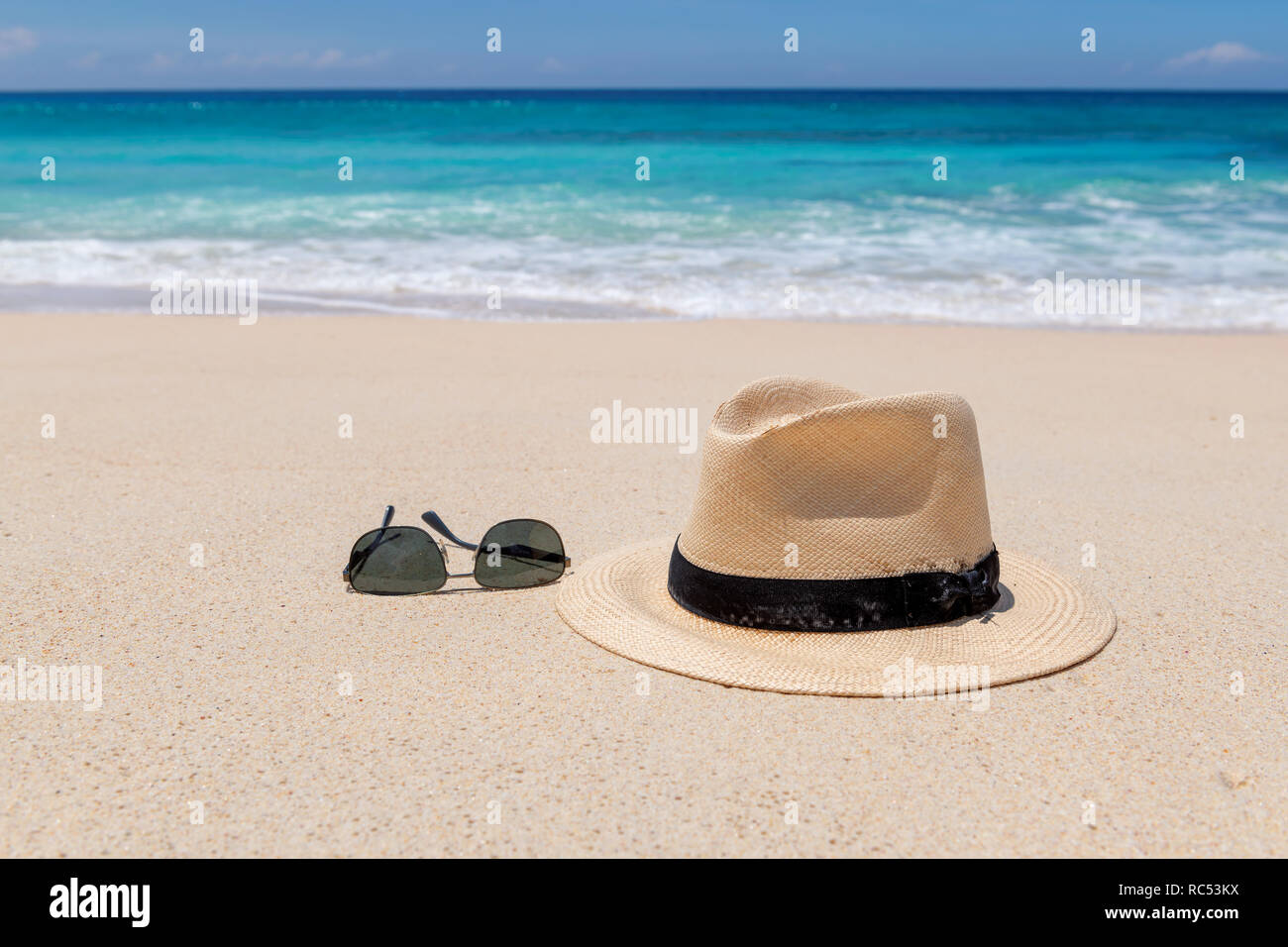 Accessori da spiaggia sulla spiaggia sabbiosa per le vacanze estive Foto Stock