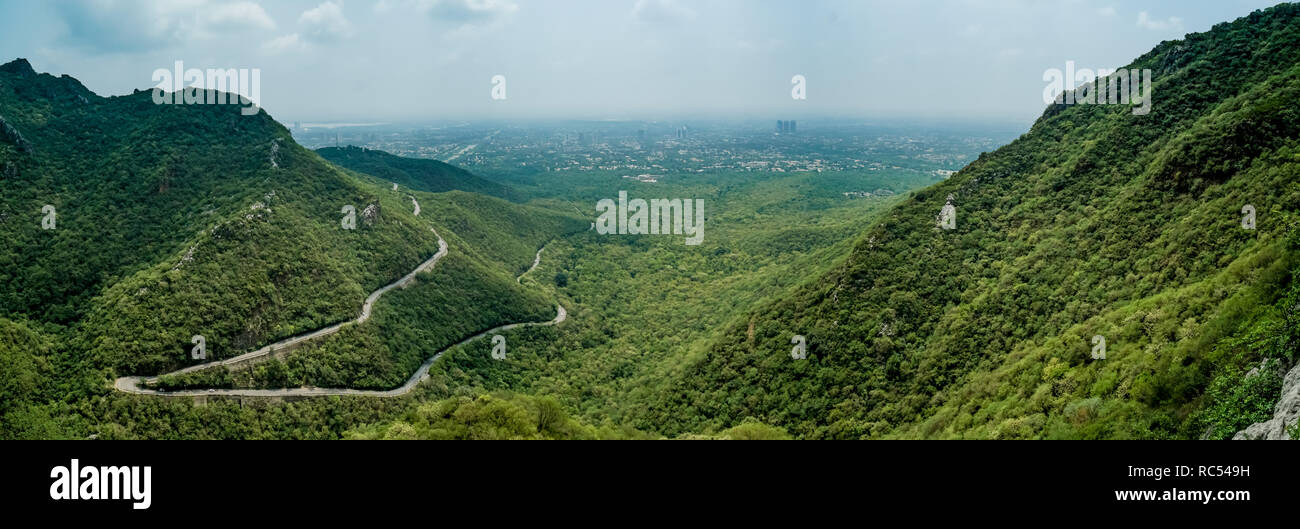 Vista panoramica di Islamabad, Pakistan dalle montagne circostanti. Foto Stock