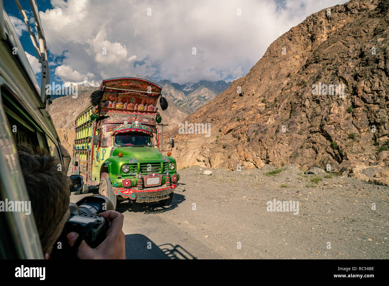 Decorate tradizionale carrello in Pakistan sulla strada pericolosa in montagna. Foto Stock