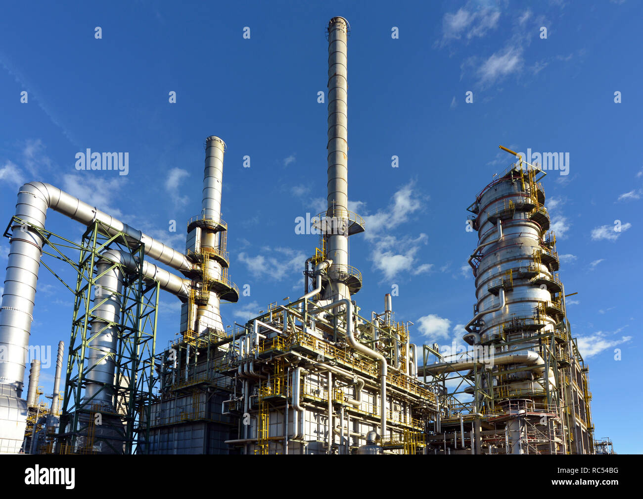 Industria chimica - Edificio di raffineria per la produzione di carburanti Foto Stock