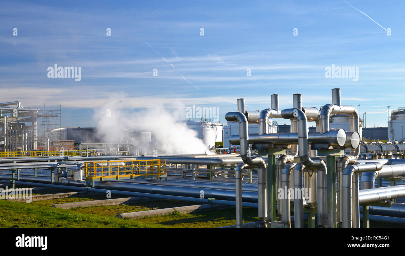 Raffineria per la produzione di carburante - Architettura e gli edifici di un complesso industriale Foto Stock