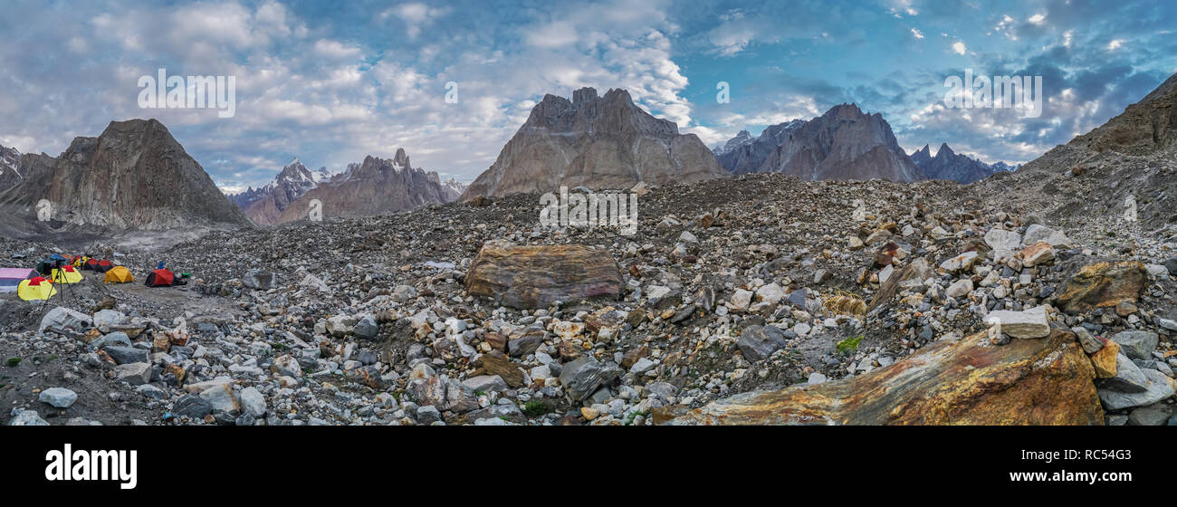 Campeggio di trekking di gruppo al K2 base camp in Karakorum Mountain Range, Pakistan. Foto Stock