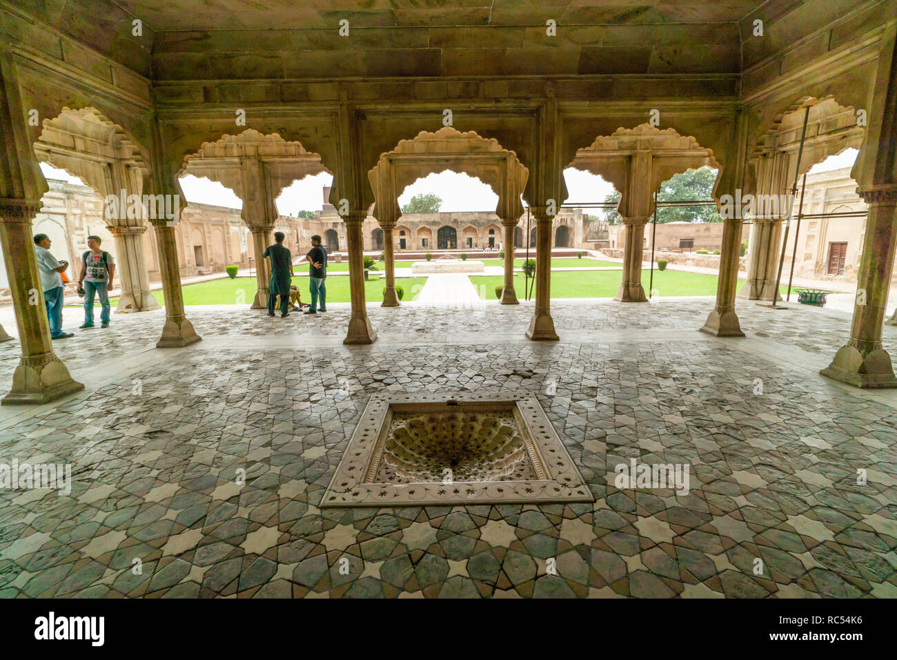 Lahore, Pakistan - 5 Agosto 2018: storico arcade a Lahore Fort, Pakistan. Editoriale illustrativa. Foto Stock