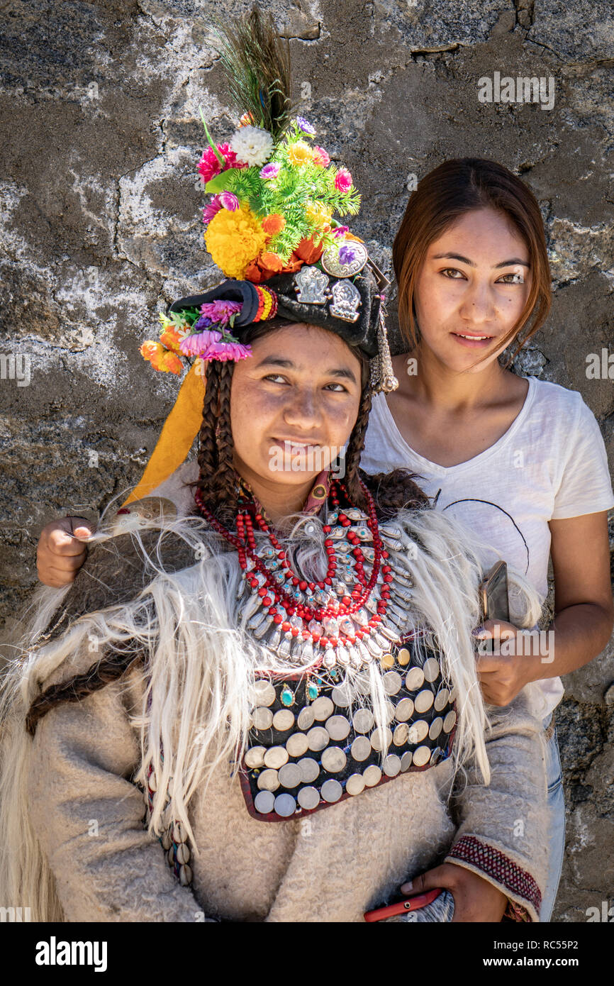 Ladakh, India - 29 agosto 2018: Ritratto di due sorelle indigeni in Ladakh, India. Uno in tradizionale abito festivo, l'altro in veste moderna Foto Stock