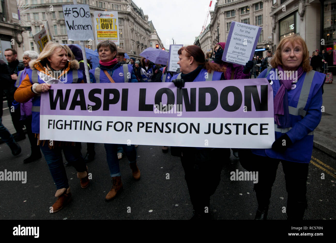 Dimostrazione da parte dell'Assemblea della gente contro austerità chiamando per un'elezione generale. I membri di WASPI (Donne contro la pensione statale di disuguaglianza) prendere p Foto Stock
