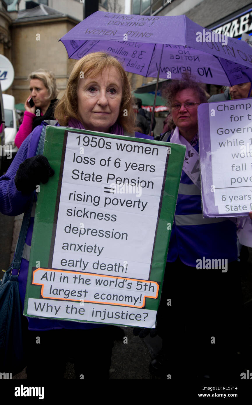 Dimostrazione da parte dell'Assemblea della gente contro austerità chiamando per un'elezione generale. I membri di WASPI (Donne contro la pensione statale di disuguaglianza) prendere p Foto Stock