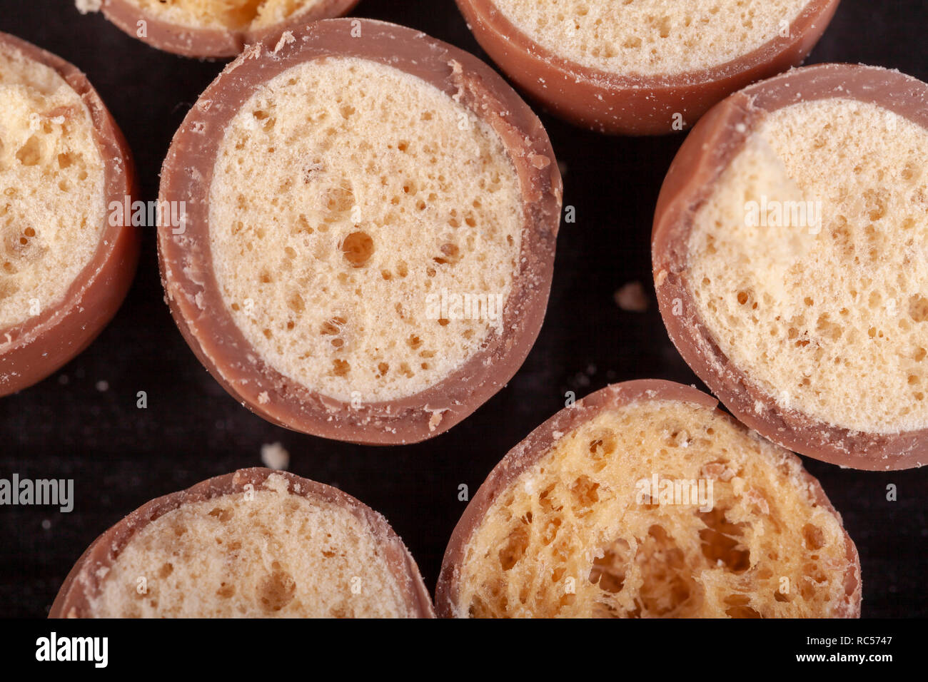 Cioccolato dolci a nido d'ape tagliato a metà closeup. Ad alto contenuto di zucchero che rappresenta cibo dieta non occasionali di trattare soltanto gli alimenti in macro. Foto Stock