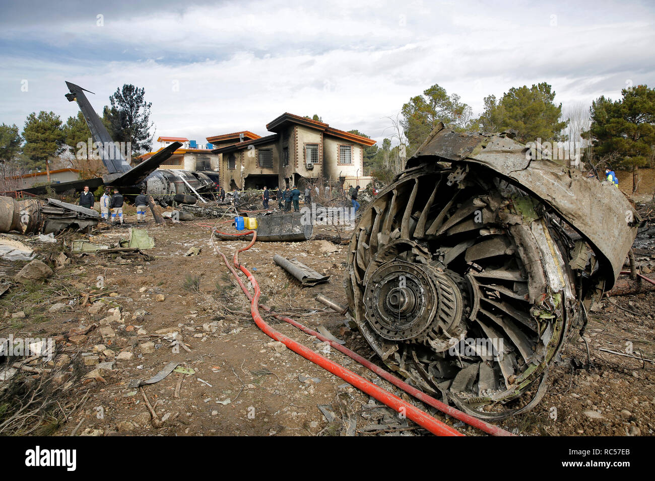 Questa foto fornite da Mizan News Agenzia iraniana mostra il personale di soccorso e sicurezza sul lavoro presso il sito di un Boeing 707 cargo aereo crash, a Fath aeroporto circa 40 chilometri (25 miglia) ad ovest di Tehran, Iran, lunedì, 14 gennaio 2019. Il governo iraniano di emergenza ufficiali di gestione ha raccontato la tv di stato che 16 persone erano a bordo di un Boeing 707 cargo aereo che si è schiantato a ovest di Teheran e che ci è noto un unico superstite. (Hasan Shirvani/Mizan News Agency via AP) Foto Stock