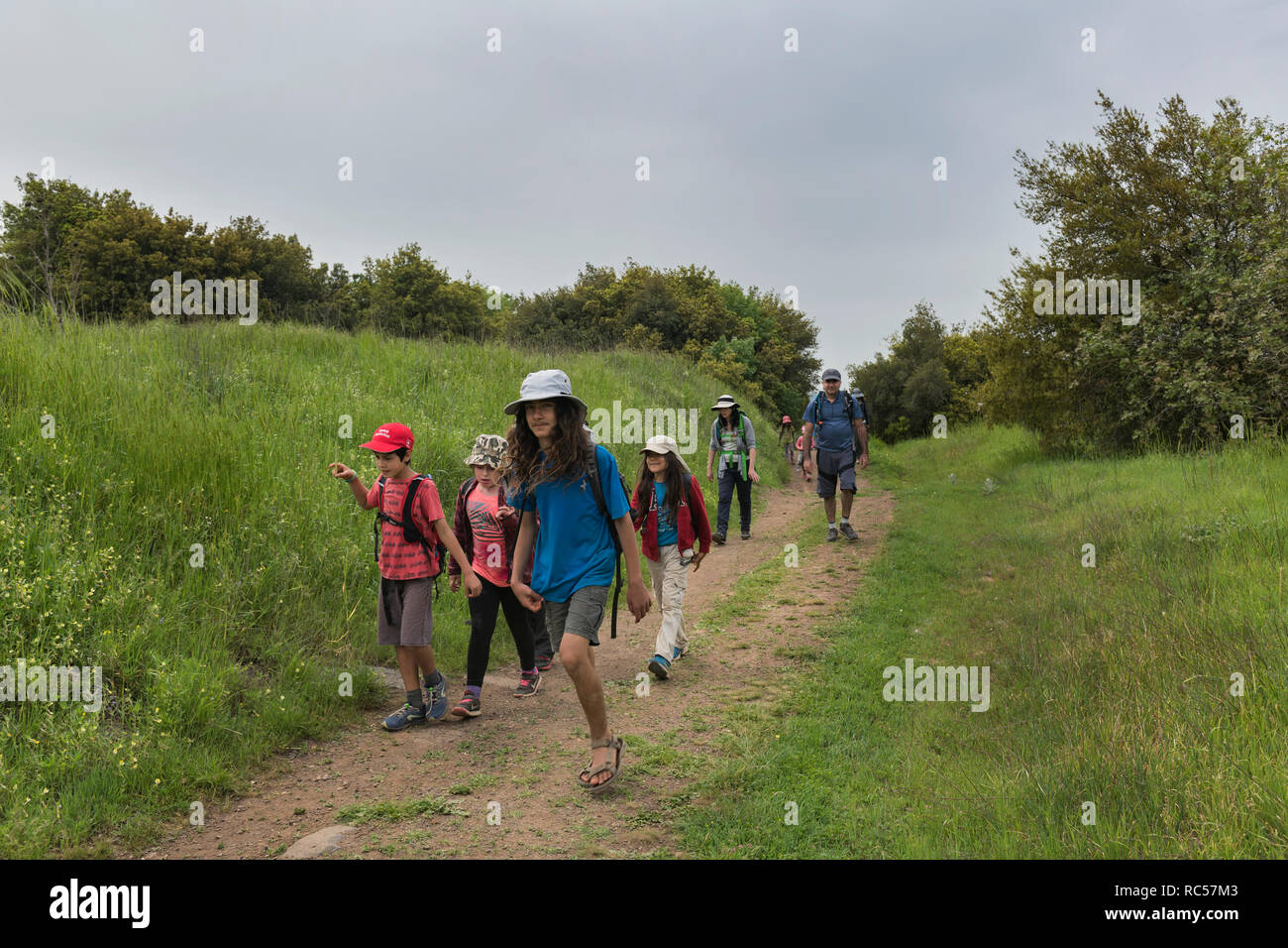 Famiglia israeliana escursioni il famoso 'Jesus Trail' nella regione delle alture del Golan. Israele Foto Stock