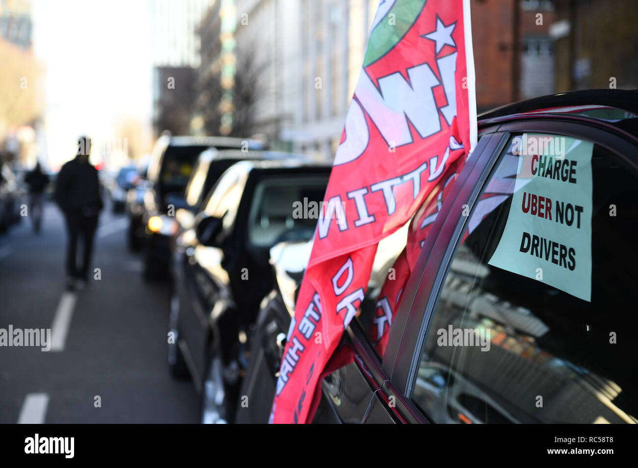 Minicab stadio driver una protesta contro la congestione del traffico cariche esternamente il trasporto per uffici di Londra a Londra. Foto Stock