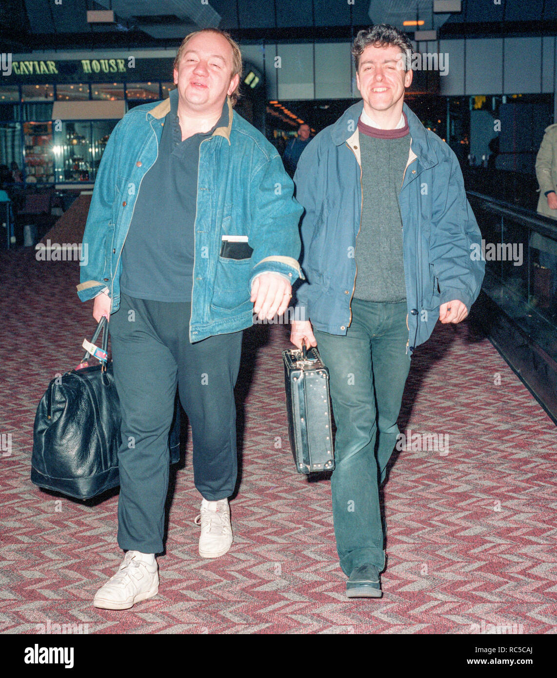 Mel Smith e Griff Rhys Jones lasciando Heathrow nel gennaio 1989. Foto Stock