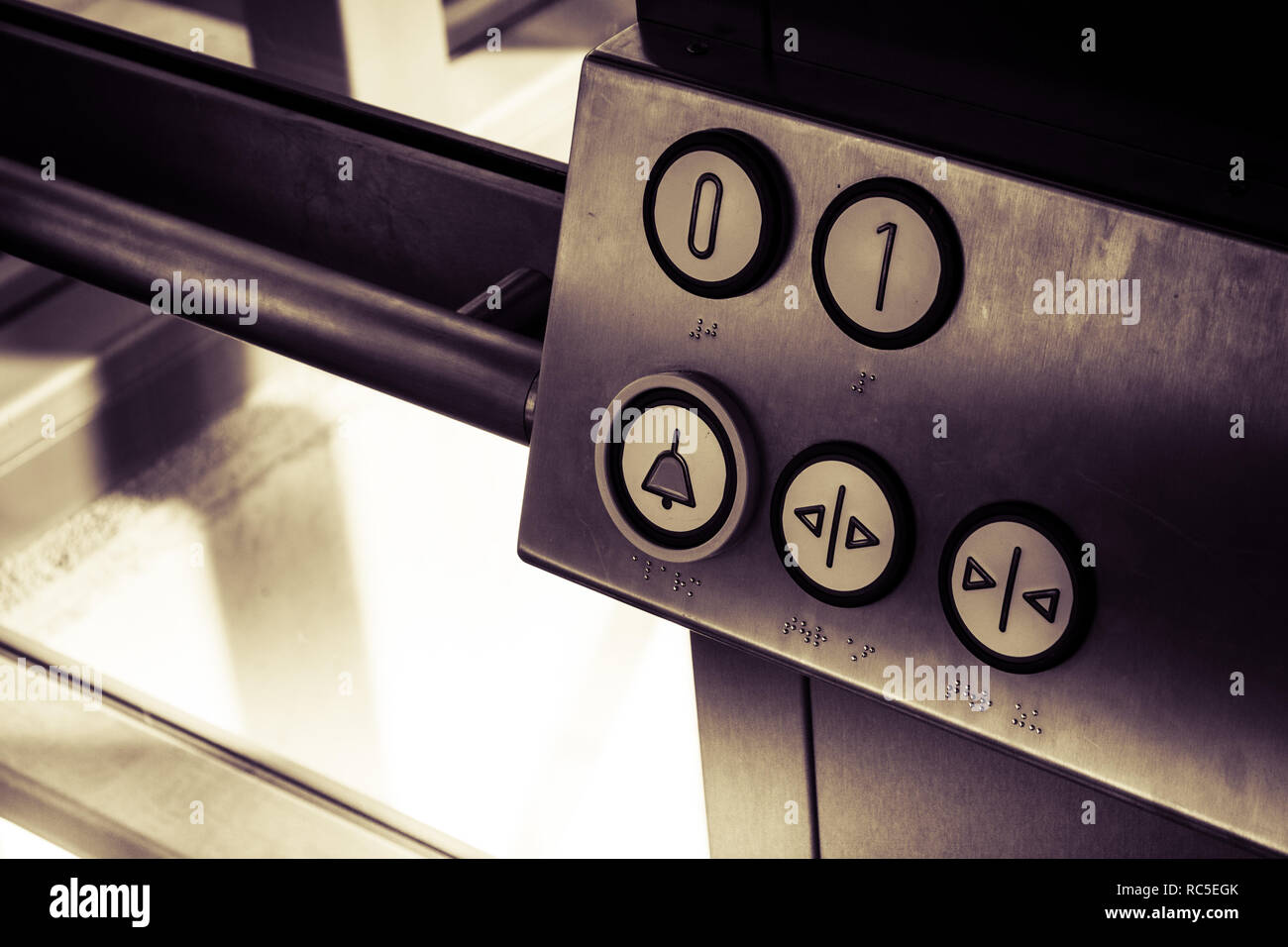 I pulsanti in un ascensore Foto Stock