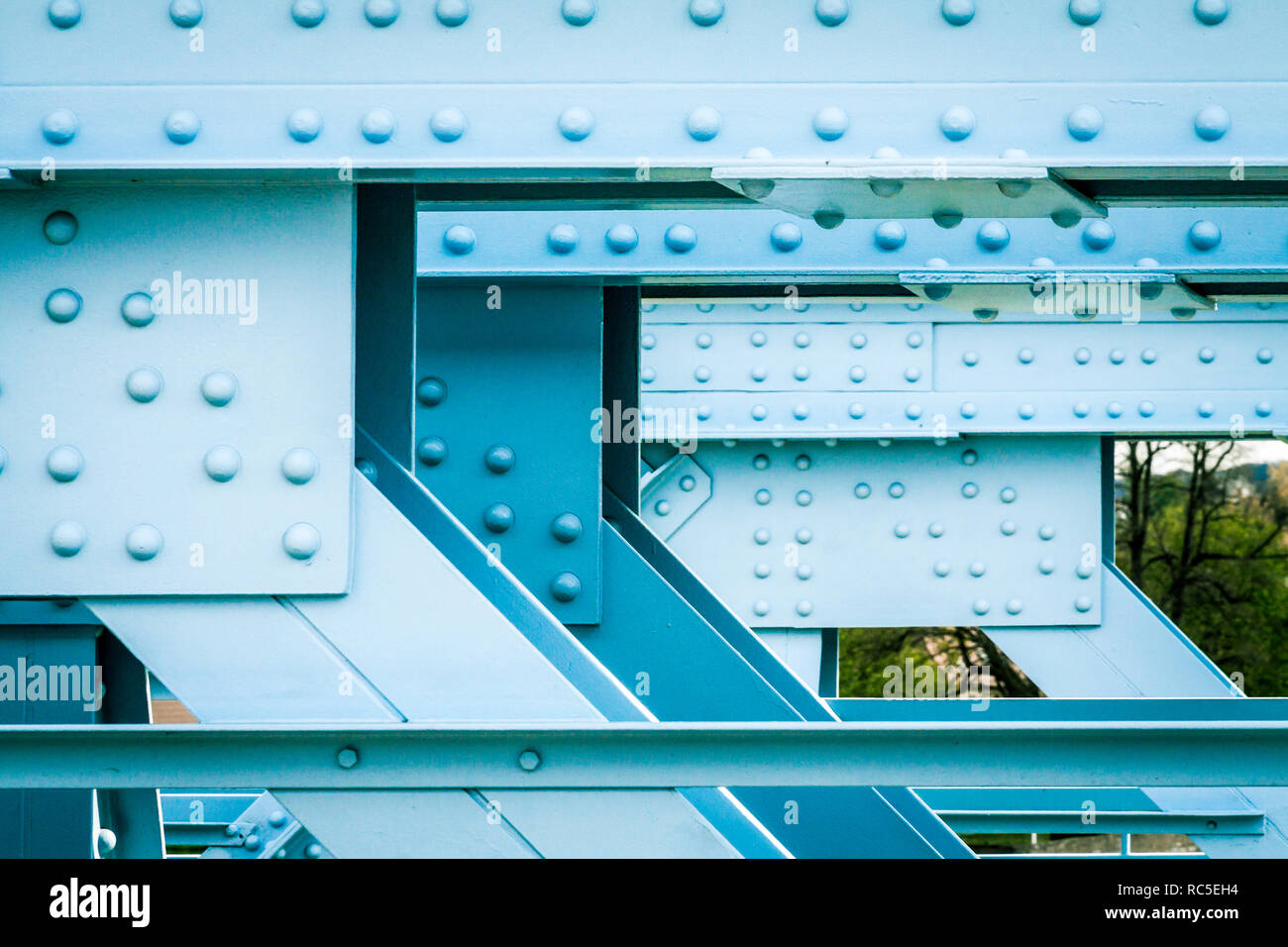 Il vecchio ponte costruito in metallo Foto Stock