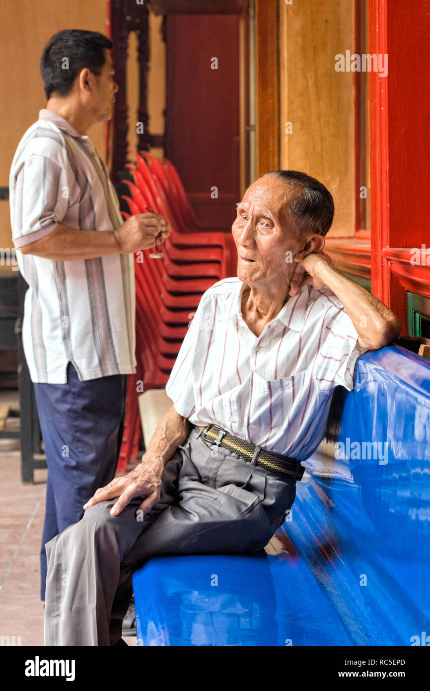 Seduto in Guan Di tempio di Kuala Lumpur in Malesia Foto Stock