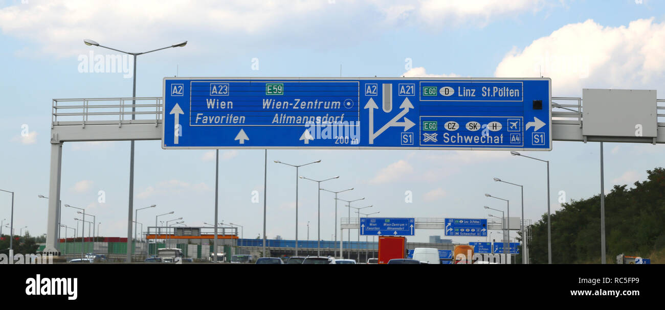 Austria cartello autostradale con le indicazioni per andare nella città di Vienna o Wien e scritto in linguaggio austriaco vicino al confine della Repubblica ceca Foto Stock