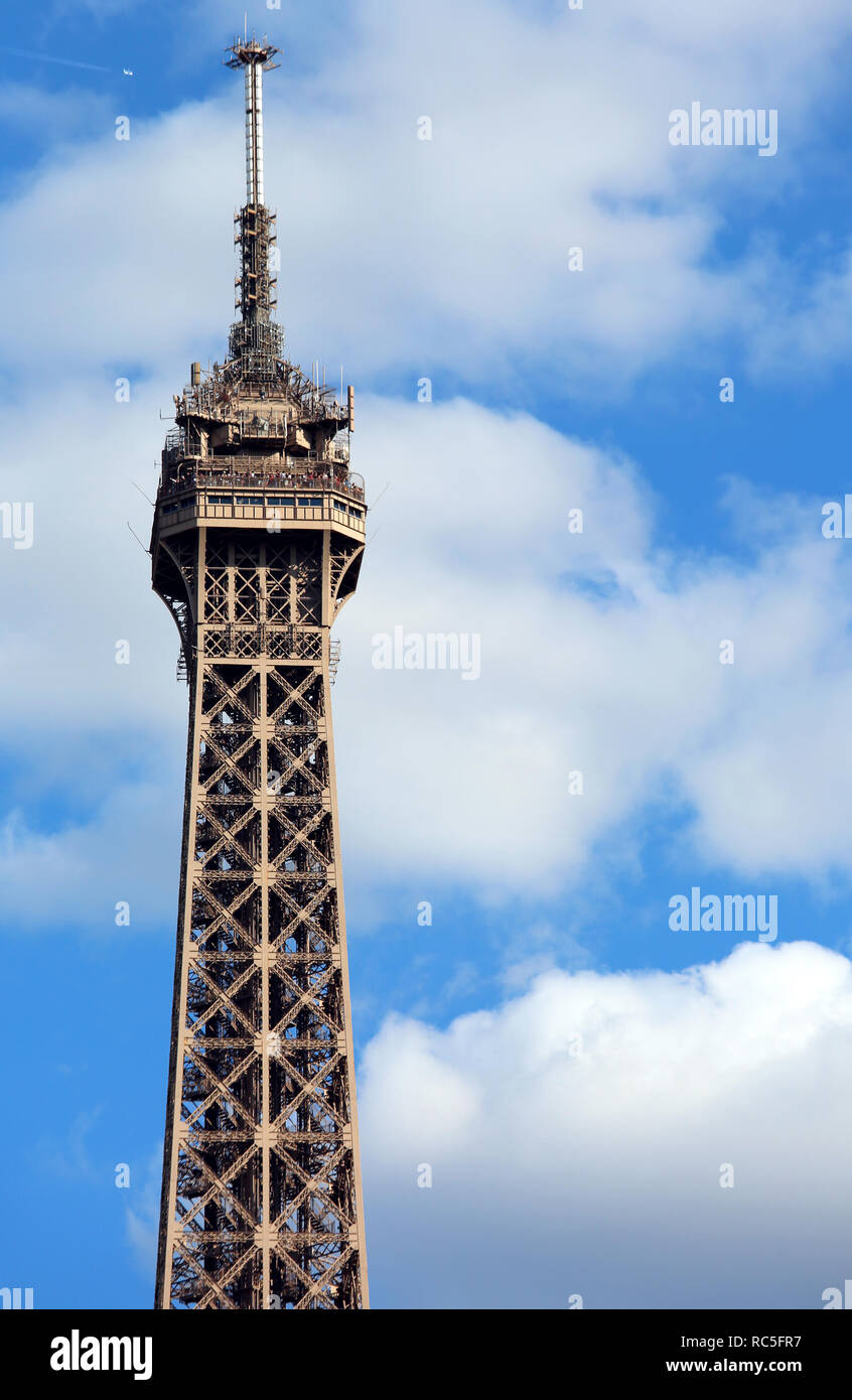 Dettaglio Della Punta Della Torre Eiffel Che Vola Nel Cielo Di Parigi Foto Stock Alamy