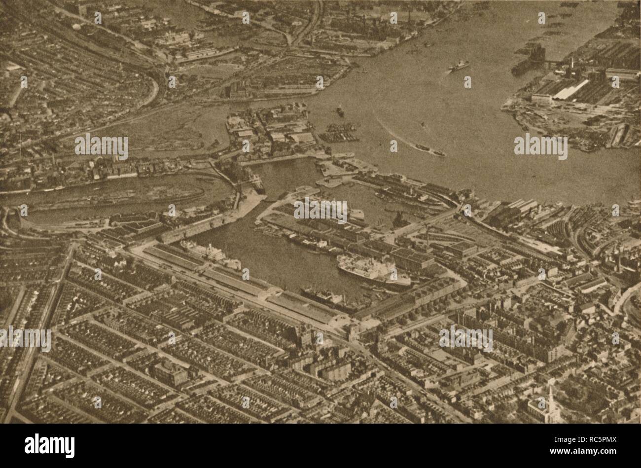 "I tre bacini della East India Docks e il Blackwall raggiungere del Tamigi visto dall'aria', creatore: Aerofilms. Foto Stock