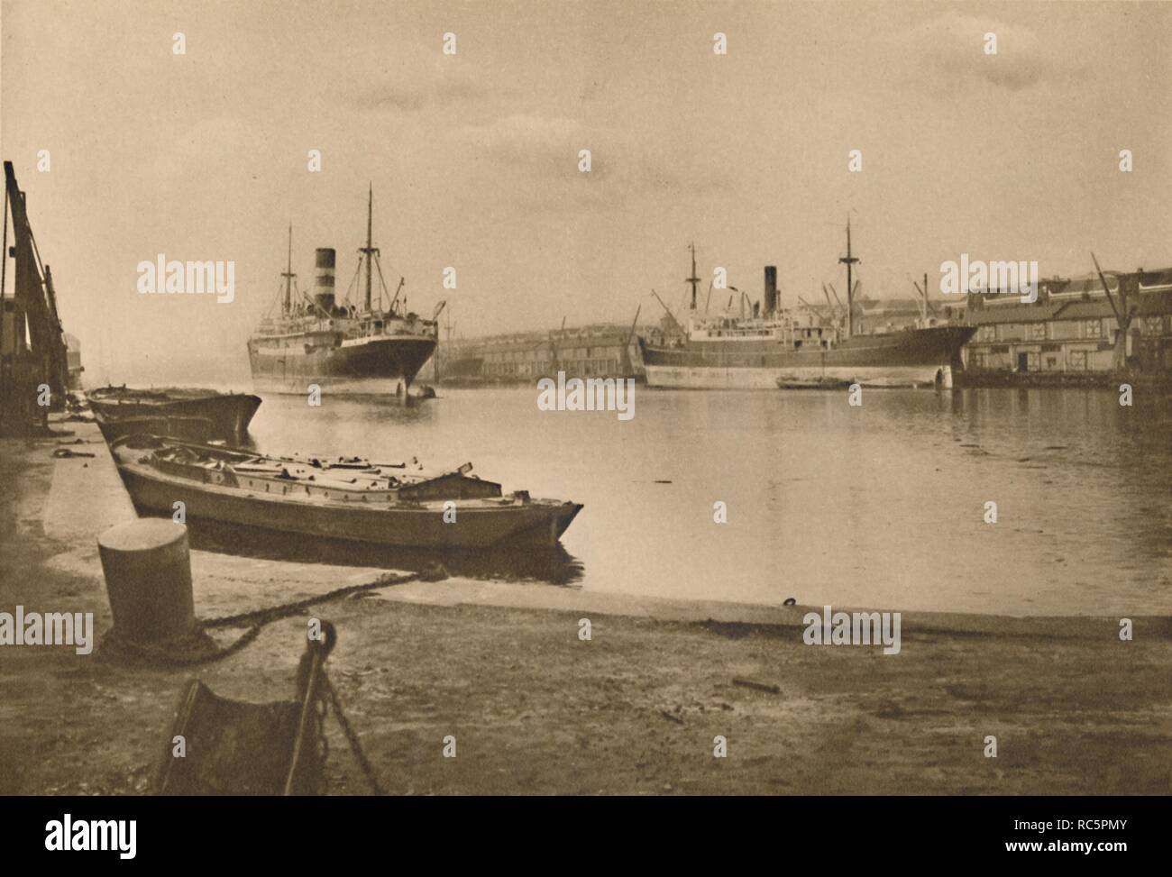 "Portatori di Londra del cibo: Scaricate imbarcazioni da carico nel Dock Sud del West India Docks', C1935. Creatore: Langfier. Foto Stock