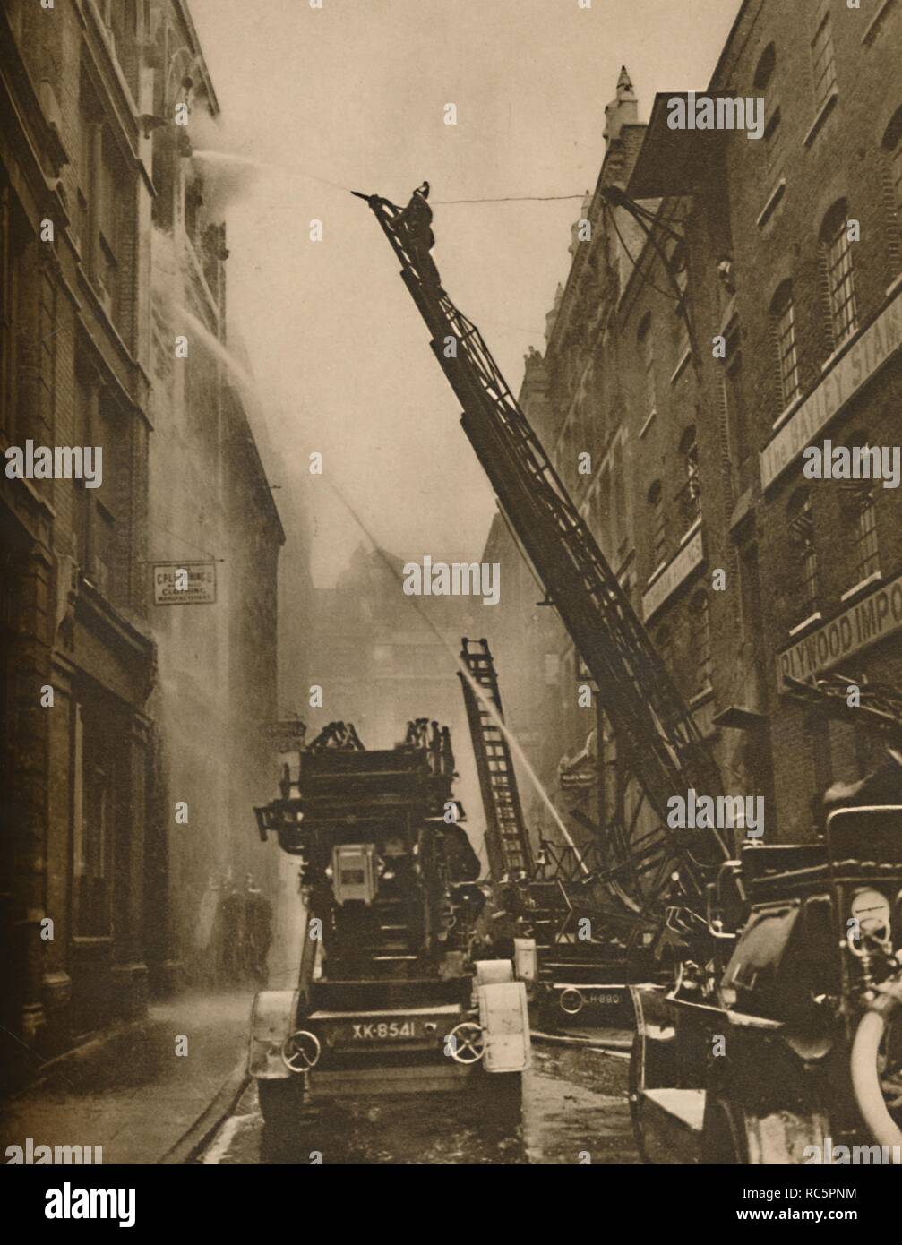 'Come Il London Vigili del fuoco giunge alle prese con il suo nemico', C1935. Creatore: sconosciuto. Foto Stock