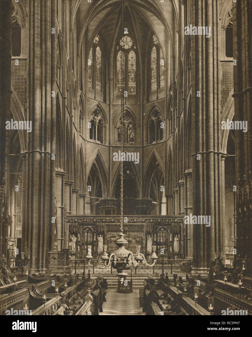 'L'Altare Maggiore e Reredos oltre il coro di Westminster Abbey', C1935. Creatore: Francis Frith & Co. Foto Stock