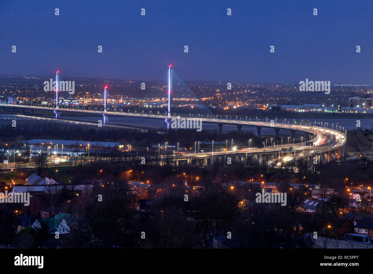 Fiume Mersey ponte Gateway nella luce della sera. Notturne. Foto Stock