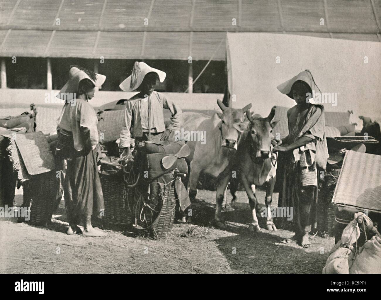 'Roulotte scena con Shans a Bhamo', 1900. Creatore: sconosciuto. Foto Stock