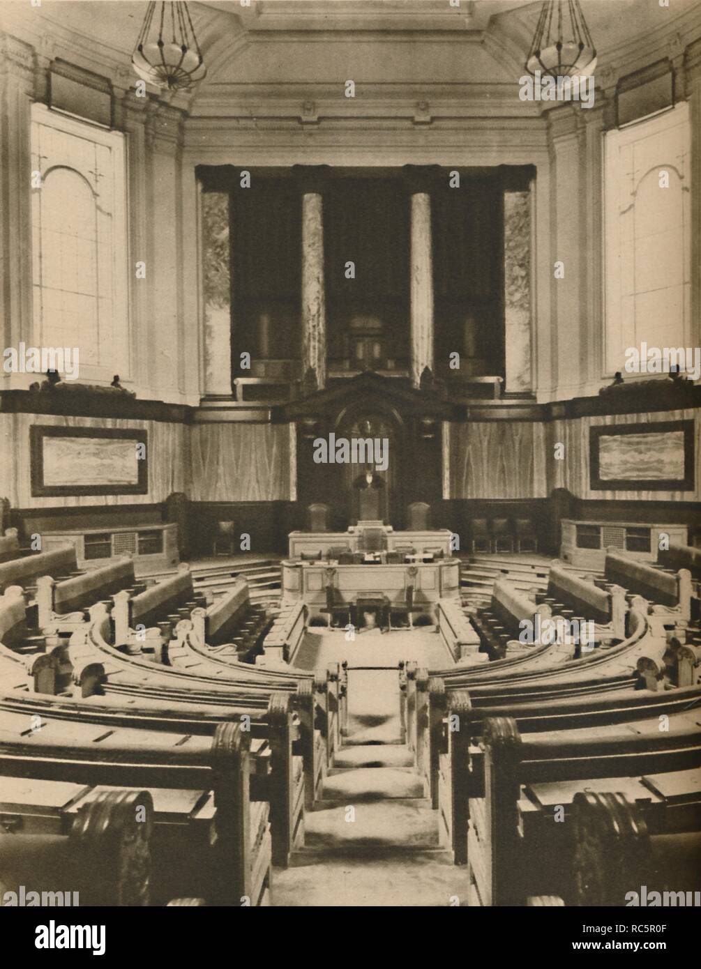 'Splendide Hall per le deliberazioni dei membri del London County Council', C1935. Creatore: sconosciuto. Foto Stock