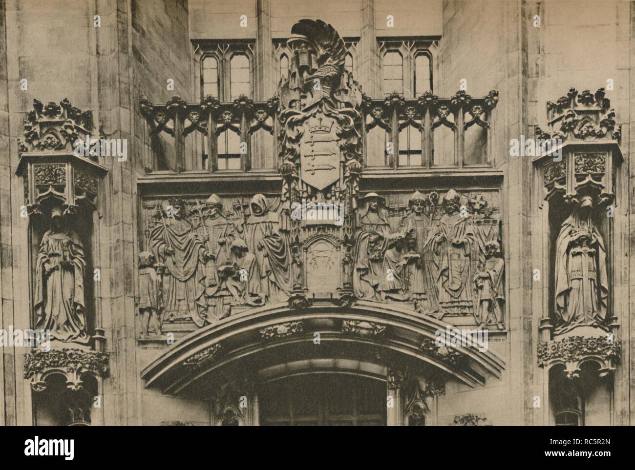 "Carving in pietra sotto la Middlesex Stemma alla Guildhall, Westminster', C1935. Creatore: Joel. Foto Stock