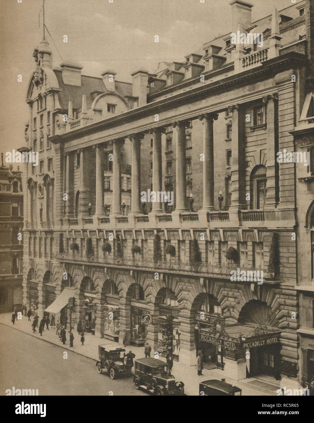 "Sud davanti al Piccadilly Hotel, eretto nel 1908', C1935. Creatore: Donald McLeish. Foto Stock