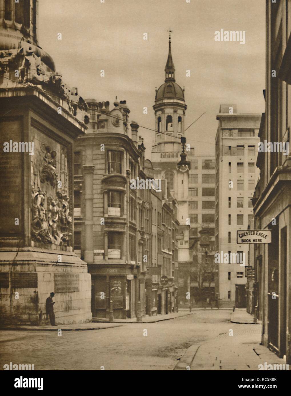 "Alla base del monumento di pesce Street Hill', C1935. Creatore: Donald McLeish. Foto Stock