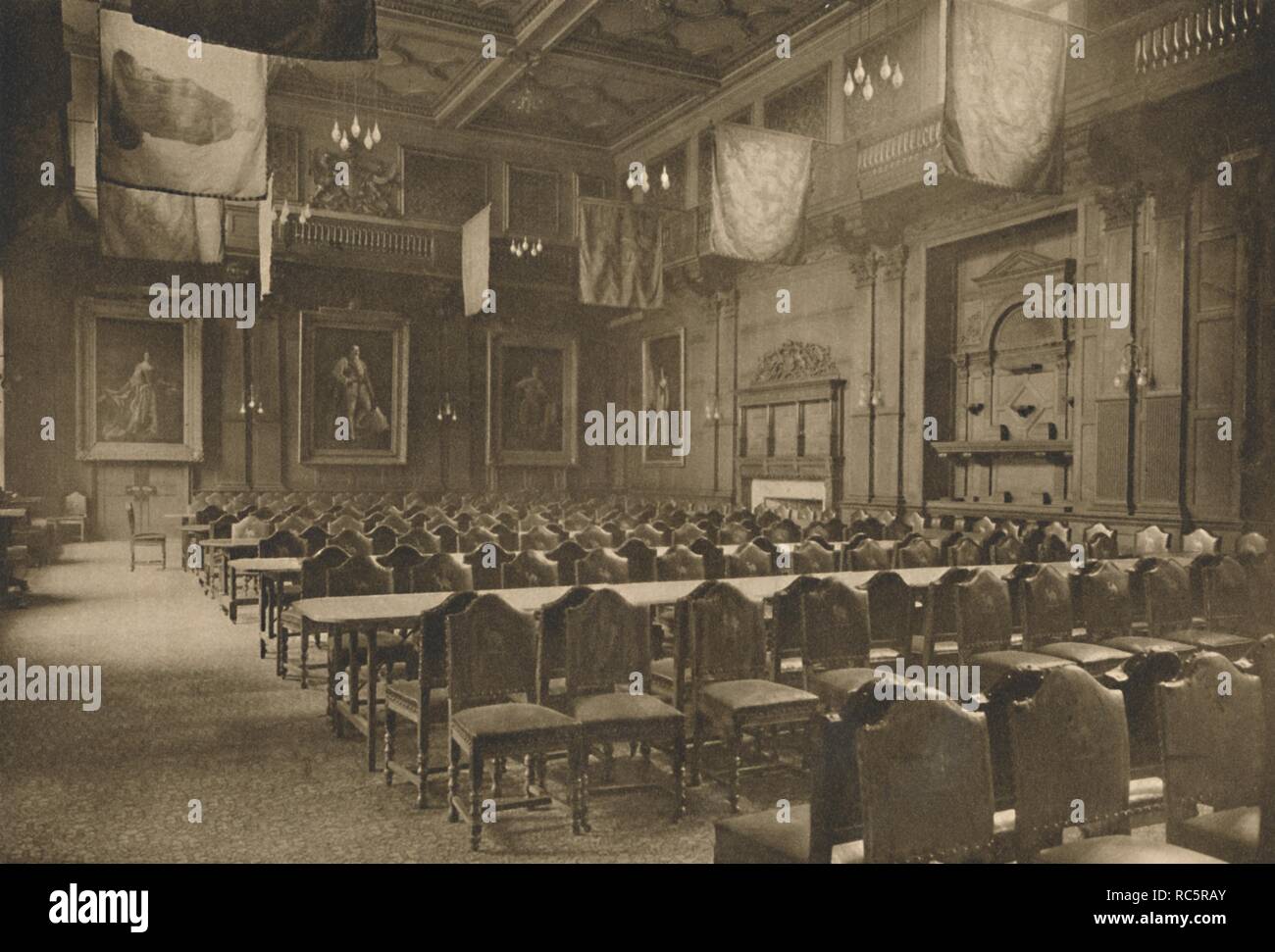 "Flag-Hung grande sala in cui la potente compagnia di bottegai mantiene i suoi banchetti', C1935. Creatore: sconosciuto. Foto Stock