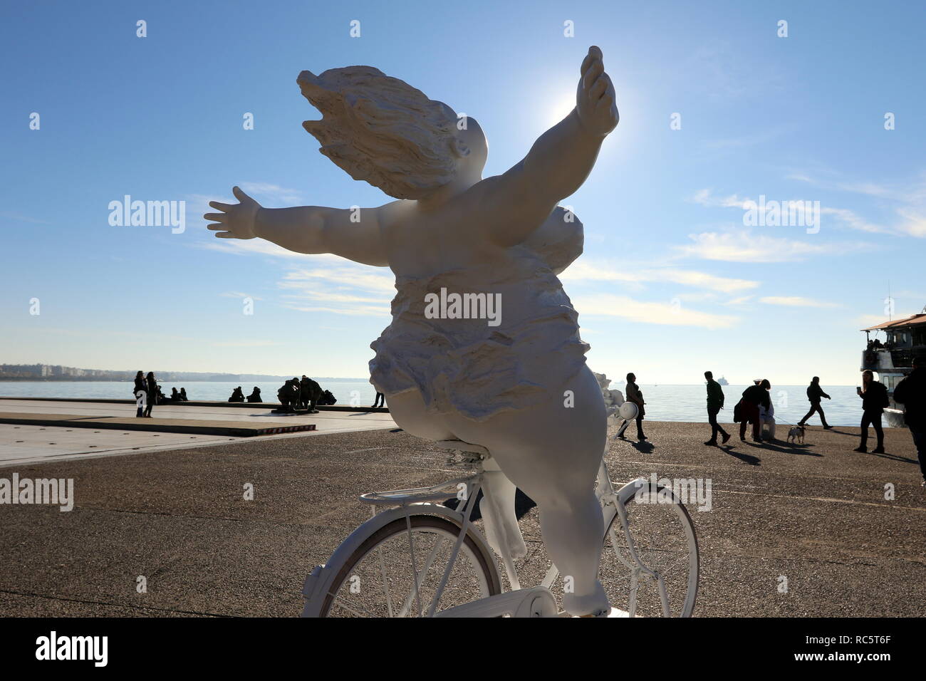 Statua dell'artista cinese Xu Xongfei esposti in Salonicco, Grecia, tra il 17 dicembre e il 24 dicembre 2018. Foto Stock