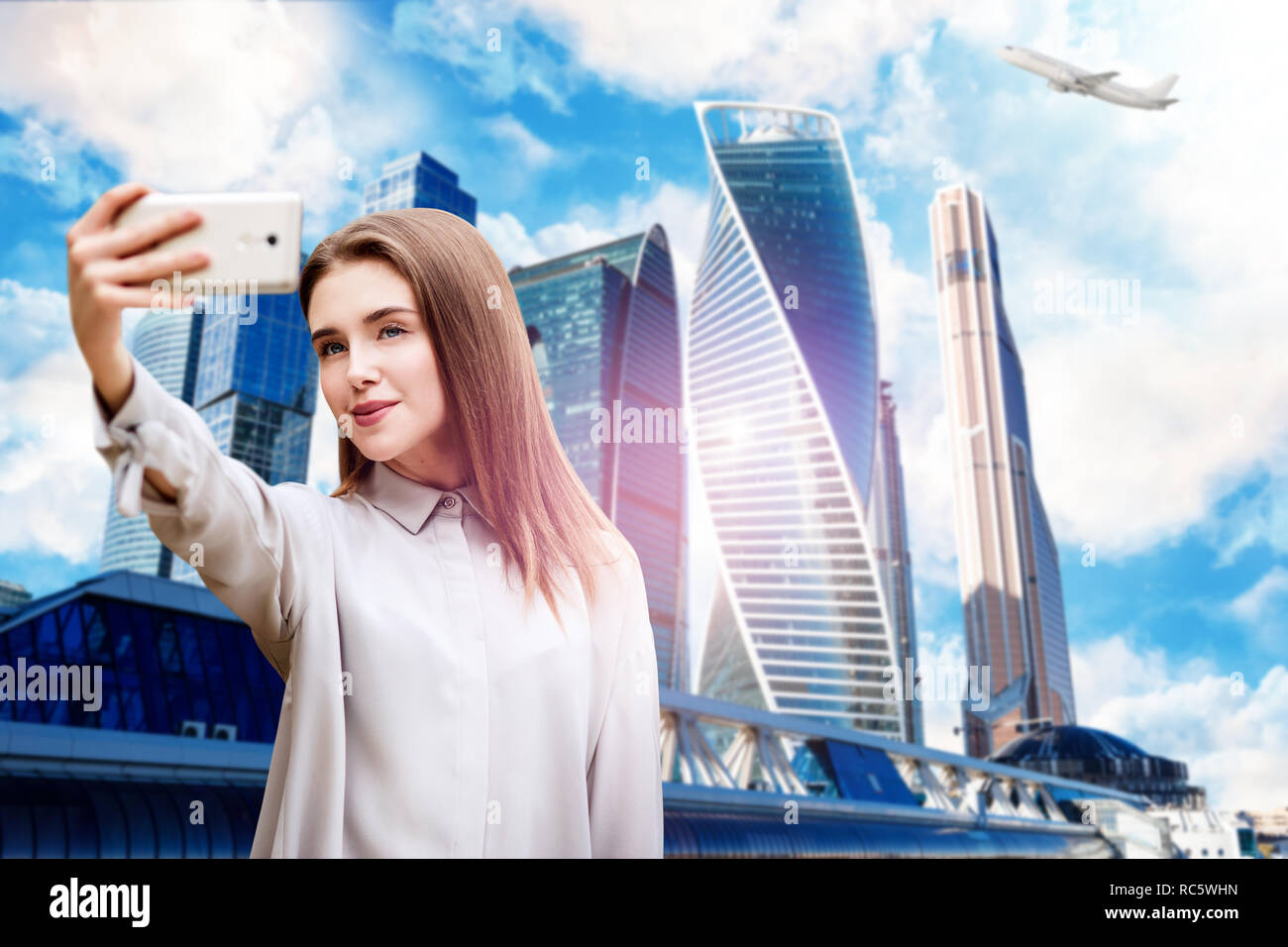 Ragazza giovane rende selfie oltre il paesaggio sullo sfondo. Foto Stock