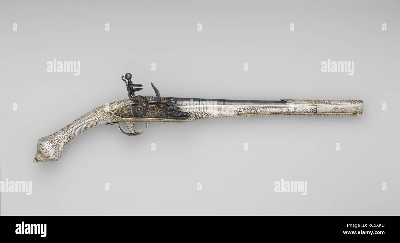 Flintlock pistola. Cultura: balcanica, serratura e cilindro europeo probabilmente (Francese). Dimensioni: L. 20 1/2 in. (57,1 cm); L. della canna 13 1/2 in. (34,3 cm); L. della serratura 4 5/8 in. (11,8 cm); Cal. .65 in. (16,5 mm); Wt. 2 lb. 12 oz. 1304.1 (g). Data: XVIII secolo. Museo: Metropolitan Museum of Art di New York, Stati Uniti d'America. Foto Stock
