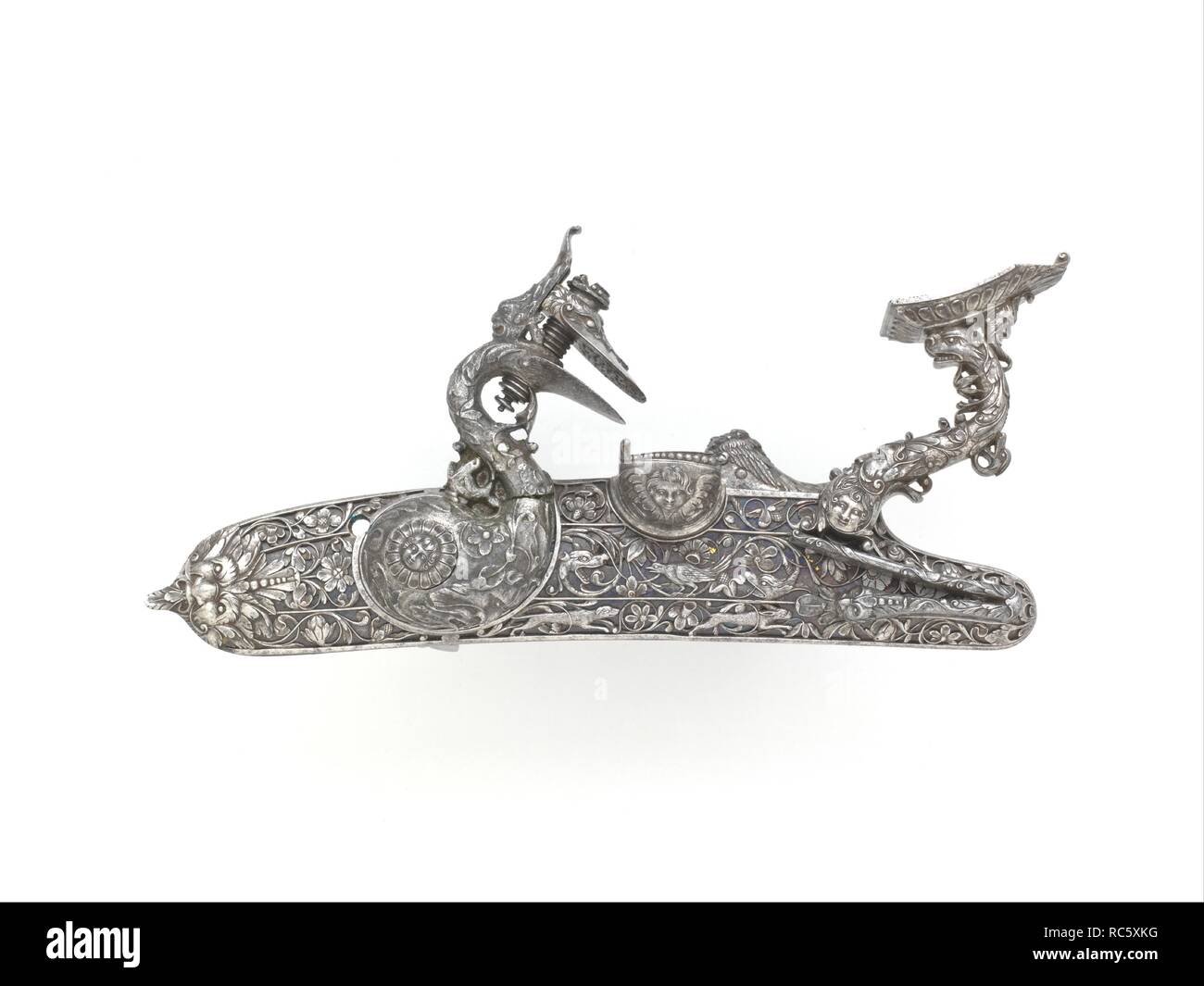 Distaccata Flintlock alla Fiorentina. La cultura italiana, Bargi. Dimensioni: H. 2 3/4 in. (7.0 cm); W. 5 3/4 in. (14,6 cm). Armaiolo: Sebastiano Cecchi, chiamato Acquafresca (italiano, Bargi, 1619-1692); o Matteo Cecchi, chiamato Acquafresca (italiano, Bargi, 1651-1738). Data: datata 1679. Questo blocco è il più presto datato pezzo dall'Acquafresca, padre e figlio, che venivano celebrati armaioli e maestri di cesello e incisione in acciaio. La loro patroni inclusi i membri della corte dei Medici a Firenze. Museo: Metropolitan Museum of Art di New York, Stati Uniti d'America. Foto Stock