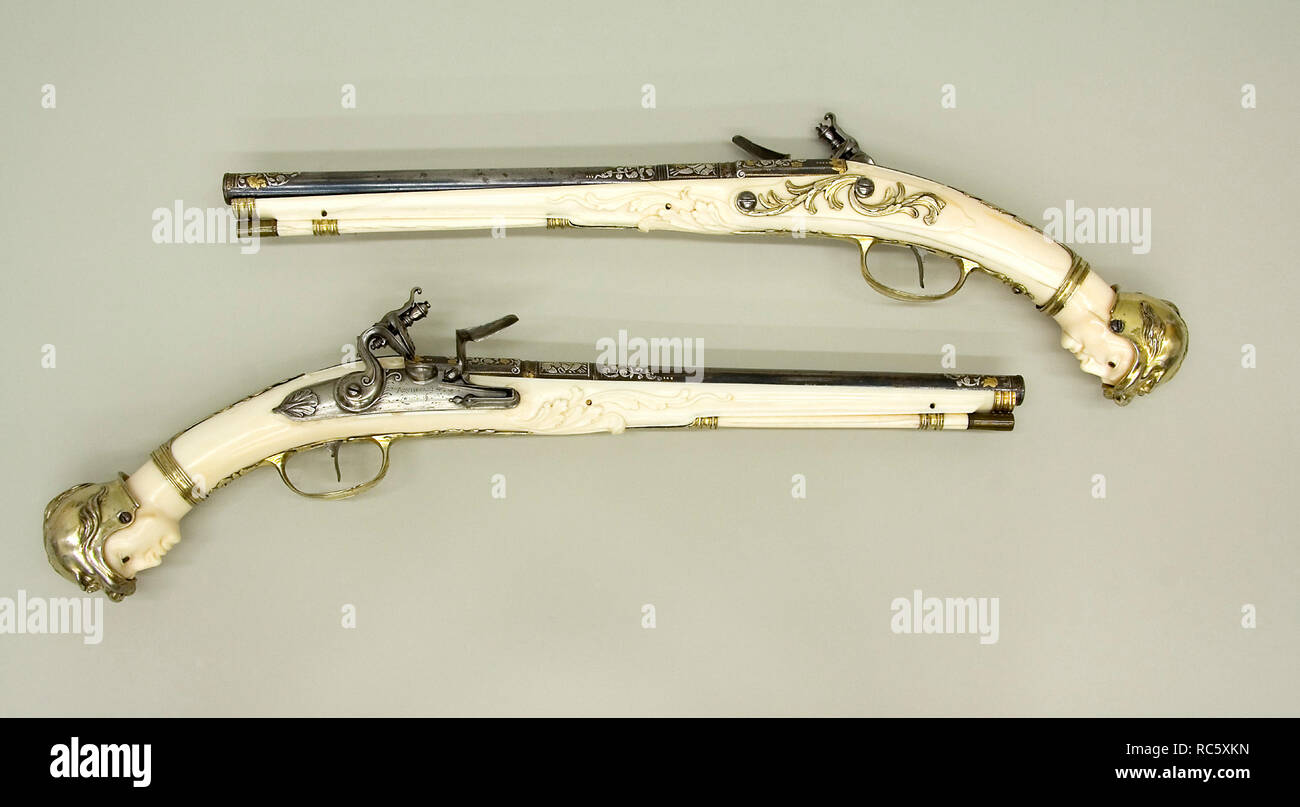 Coppia di Flintlock Pistols. Cultura: Netherlandish meridionale, Aachen. Dimensioni: L. di ogni 19 3/8 in. (49,2 cm); L. di ogni canna 12 3/16 in. (30,9 cm); Cal. di ogni canna .52 in. (13,2 mm); peso di ogni 2 lb. 3 oz. (992 g). Armaiolo: Leonardus Graeff (Aachen (Germania), active ca. 1670-80). Data: ca. 1675-85. Sebbene olandese in stile generale, queste pistole sono insoliti perché esse sono state effettuate in Aachen piuttosto che a Maastricht e perché i caschi sulla pistola butts sono realizzati separatamente in argento dorato anziché scolpiti in avorio. Museo: Metropolitan Museum of Art di New York, Stati Uniti d'America. Foto Stock