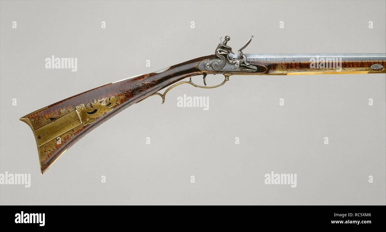 Fucile Flintlock. Cultura: American, Pennsylvania. Dimensioni: L. 59 1/4 in. (150,5 cm); L. della canna 43. 109.22 (cm); Cal. .46 in. (11,7 mm); Wt. 9 lb. 13 oz. (4451 g). Armaiolo: Giacobbe Kuntz (American, Allentown, Pennsylvania 1780-1876 Philadelphia, Pennsylvania). Data: ca. 1810-15. Questo è un classico esempio di Pennsylvania longrifle, un americano in modo univoco il tipo di arma da fuoco popolarmente noto come un fucile Kentucky. Fu probabilmente costruito intorno al tempo che Kuntz spostato dalla contea di Northampton, Pennsylvania, a Philadelphia. Il sobrio stile rococò di intagliare il legno e il trattamento sicuro di t Foto Stock Fucile Flintlock. Cultura: American, Pennsylvania. Dimensioni: L. 59 1/4 in. (150,5 cm); L. della canna 43. 109.22 (cm); Cal. .46 in. (11,7 mm); Wt. 9 lb. 13 oz. (4451 g). Armaiolo: Giacobbe Kuntz (American, Allentown, Pennsylvania 1780-1876 Philadelphia, Pennsylvania). Data: ca. 1810-15. Questo è un classico esempio di Pennsylvania longrifle, un americano in modo univoco il tipo di arma da fuoco popolarmente noto come un fucile Kentucky. Fu probabilmente costruito intorno al tempo che Kuntz spostato dalla contea di Northampton, Pennsylvania, a Philadelphia. Il sobrio stile rococò di intagliare il legno e il trattamento sicuro di t Foto Stock